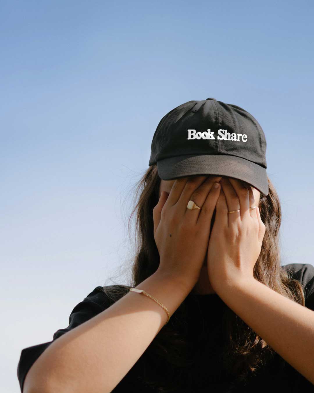 mockup-chica-branding-bookshare-logotipo mockup-chica-branding-bookshare-logotipo